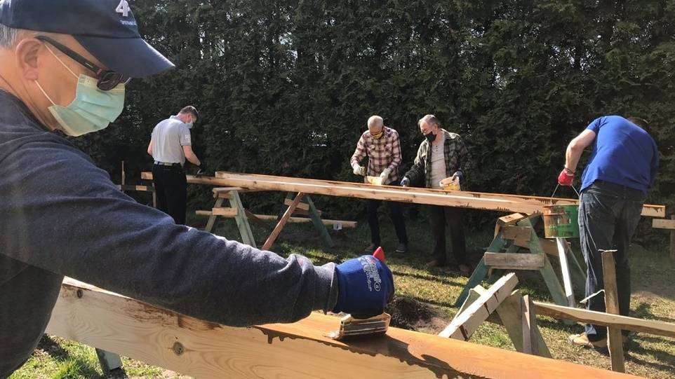 Budują Domek Zielarza