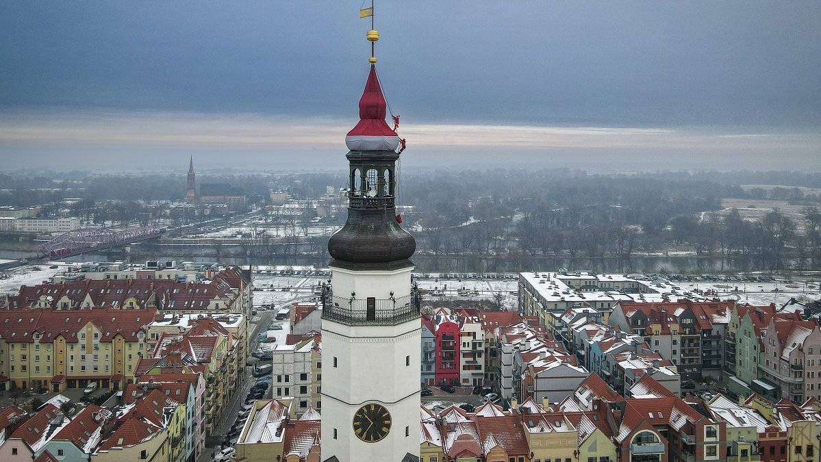 Czapka Świętego Mikołaja już na wieży ratuszowej!