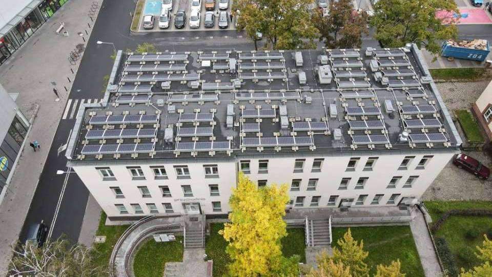Rośnie liczba instalacji fotowoltaicznych na miejskich dachach