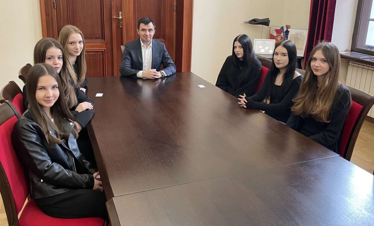 prezydent Głogowa z uczennicami I LO 