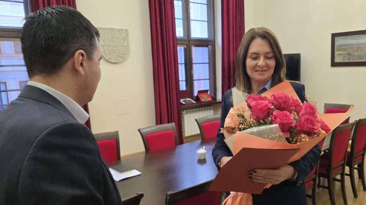 Zawodowe jubileusze. Prezydent uhonorował dyrektor PP 21 i SP 14