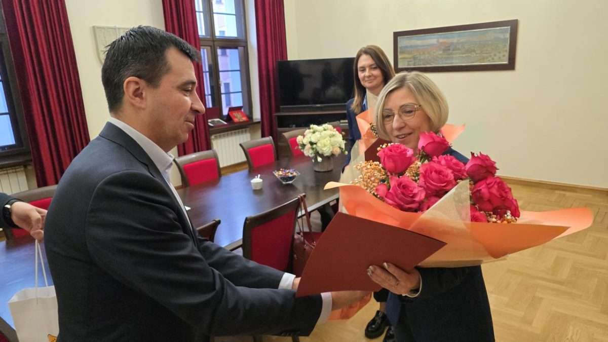 Zawodowe jubileusze. Prezydent uhonorował dyrektor PP 21 i SP 14
