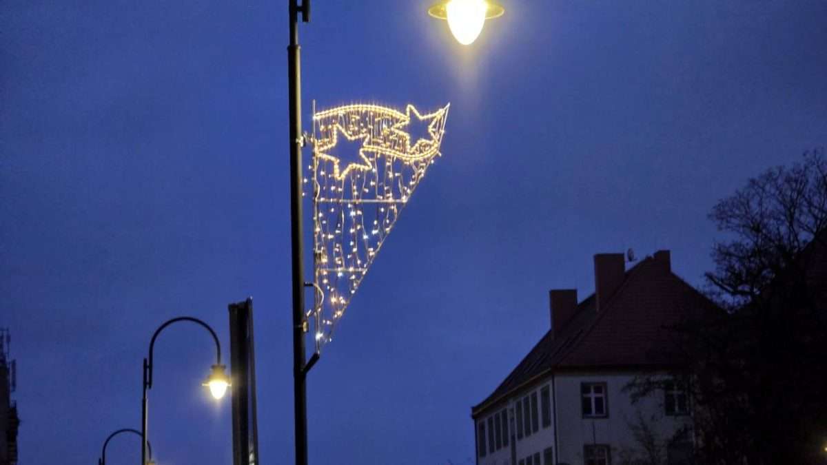Świąteczna choinka przyjechała na głogowski rynek