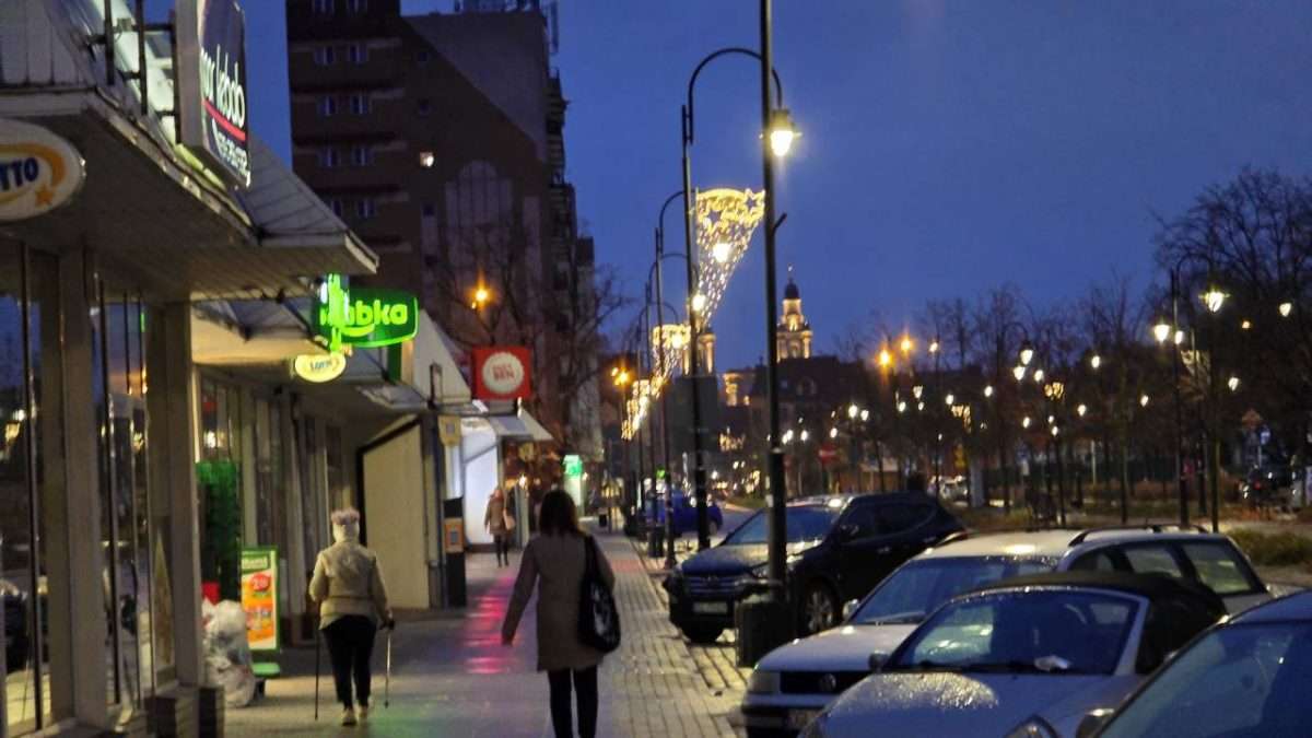 Świąteczna choinka przyjechała na głogowski rynek