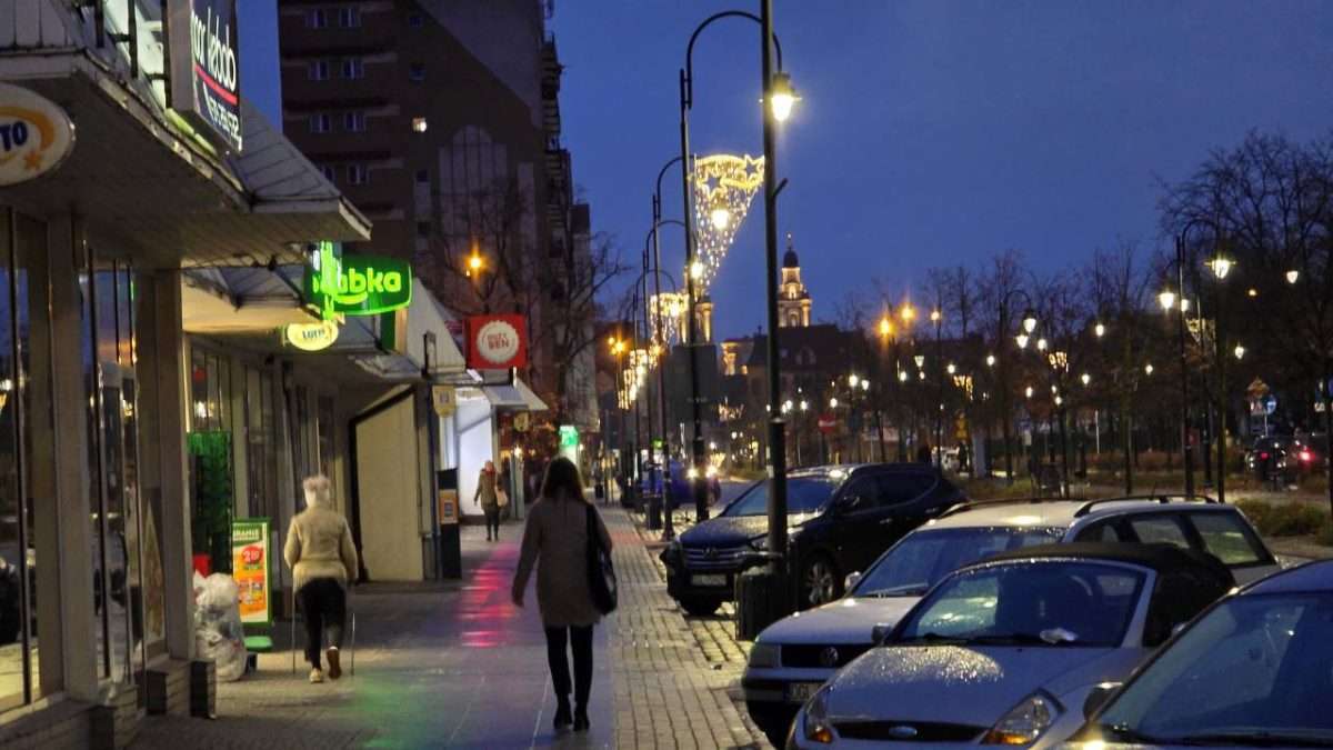 Świąteczna choinka przyjechała na głogowski rynek