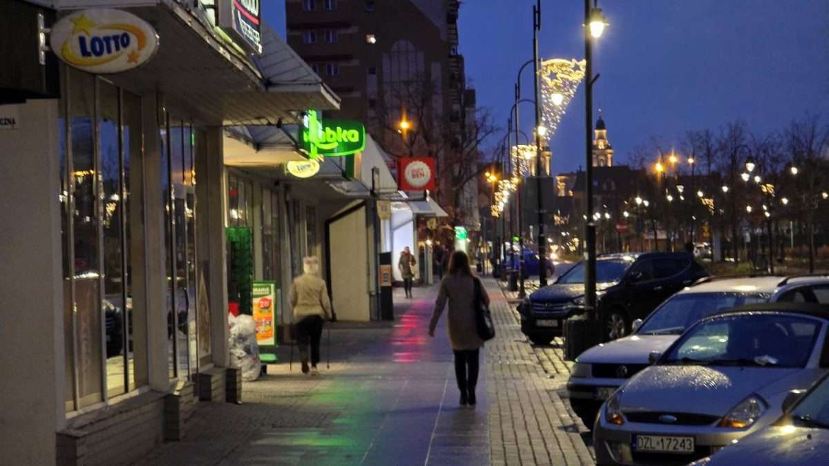 Świąteczna choinka przyjechała na głogowski rynek