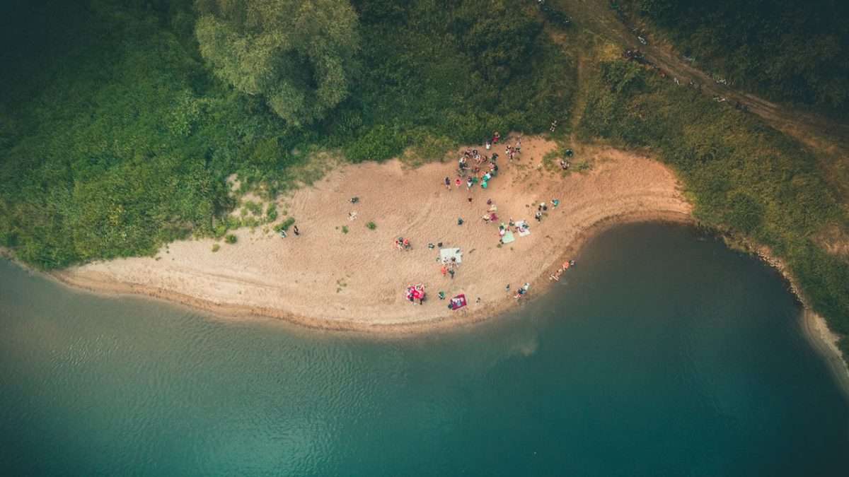 Odra i plaża z ludźmi ptaka