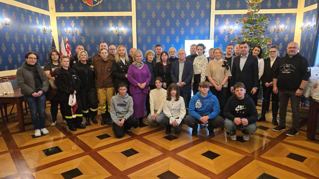 Świąteczne paczki trafiają do samotnych seniorów z Głogowa