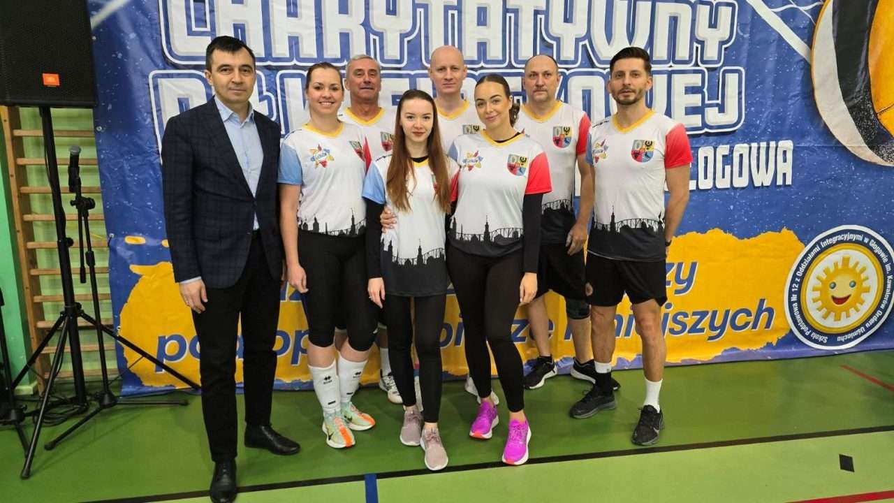 Siatkarska rywalizacja w szczytnym celu. Zebrali 12,7 tys. zł dla Igi