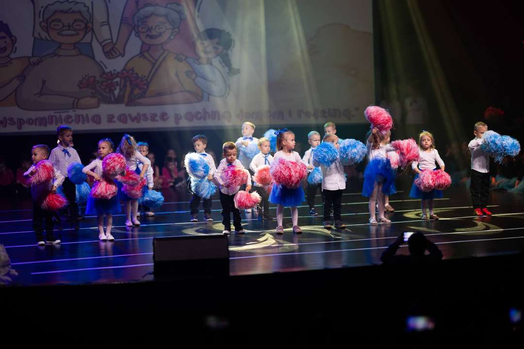 dzieci na scenie centrum kultury w wydarzeniu pn mały art