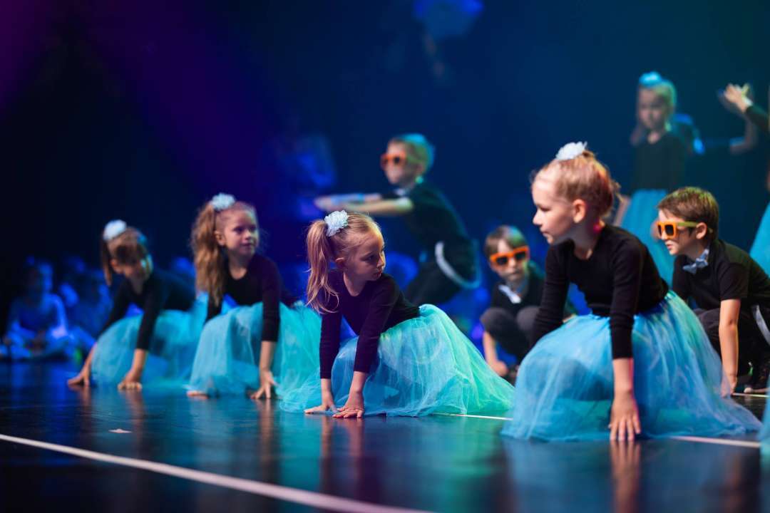 dzieci na scenie centrum kultury w wydarzeniu pn mały art