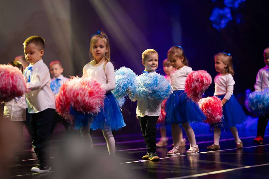 dzieci na scenie centrum kultury w wydarzeniu pn mały art