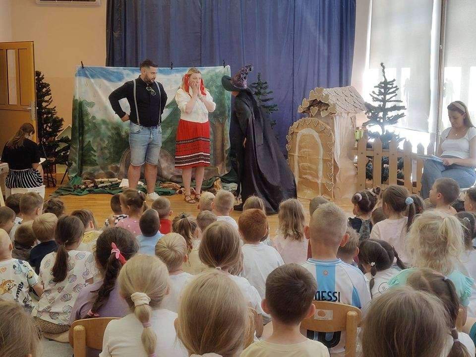 rodzice w roli aktorów w spektaklu z okazji dnia dziecka w przedszkolu publicznym nr 9 w Głogowie