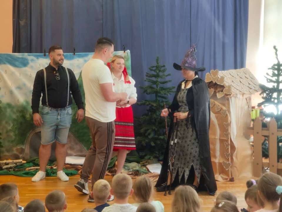 rodzice w roli aktorów w spektaklu z okazji dnia dziecka w przedszkolu publicznym nr 9 w Głogowie