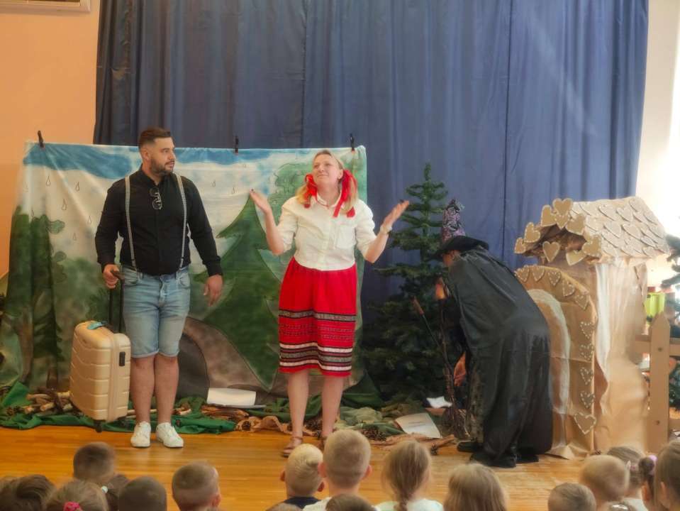 rodzice w roli aktorów w spektaklu z okazji dnia dziecka w przedszkolu publicznym nr 9 w Głogowie