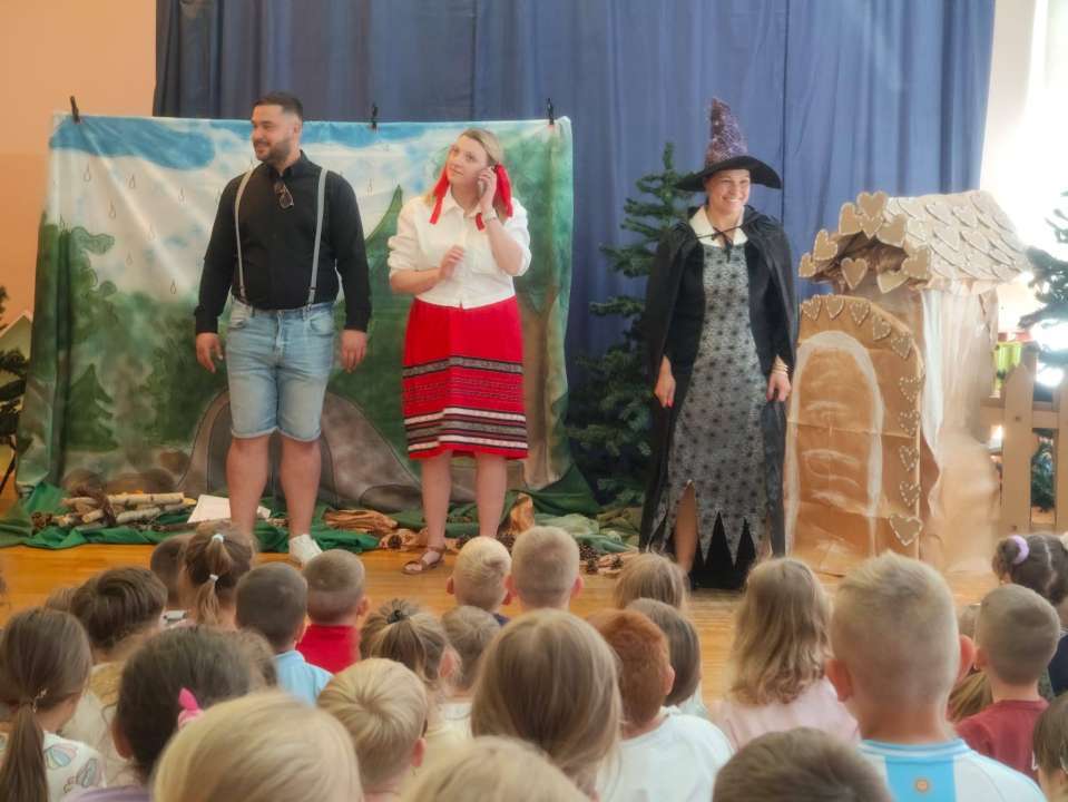 rodzice w roli aktorów w spektaklu z okazji dnia dziecka w przedszkolu publicznym nr 9 w Głogowie