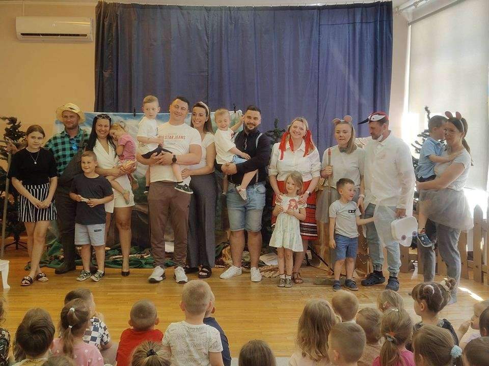 rodzice w roli aktorów w spektaklu z okazji dnia dziecka w przedszkolu publicznym nr 9 w Głogowie