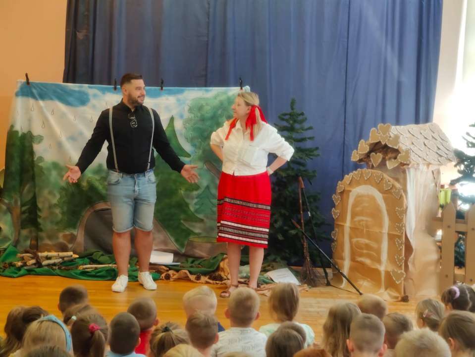 rodzice w roli aktorów w spektaklu z okazji dnia dziecka w przedszkolu publicznym nr 9 w Głogowie