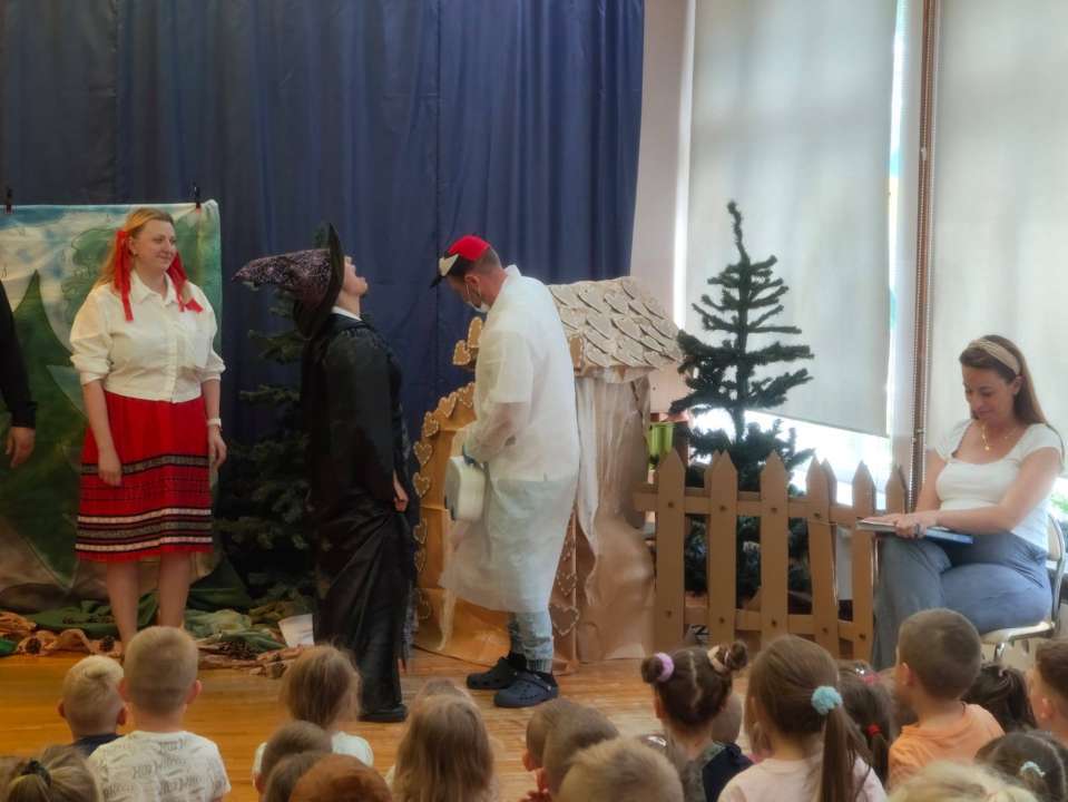 rodzice w roli aktorów w spektaklu z okazji dnia dziecka w przedszkolu publicznym nr 9 w Głogowie