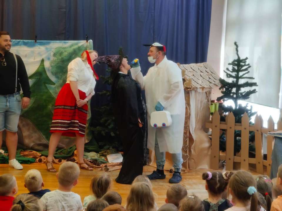 rodzice w roli aktorów w spektaklu z okazji dnia dziecka w przedszkolu publicznym nr 9 w Głogowie
