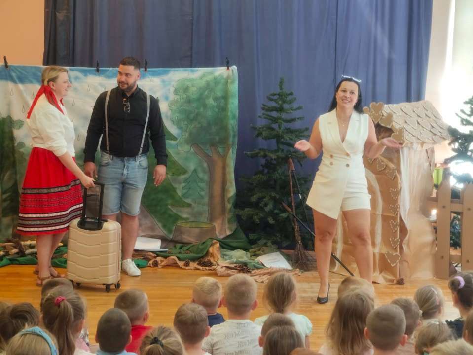 rodzice w roli aktorów w spektaklu z okazji dnia dziecka w przedszkolu publicznym nr 9 w Głogowie