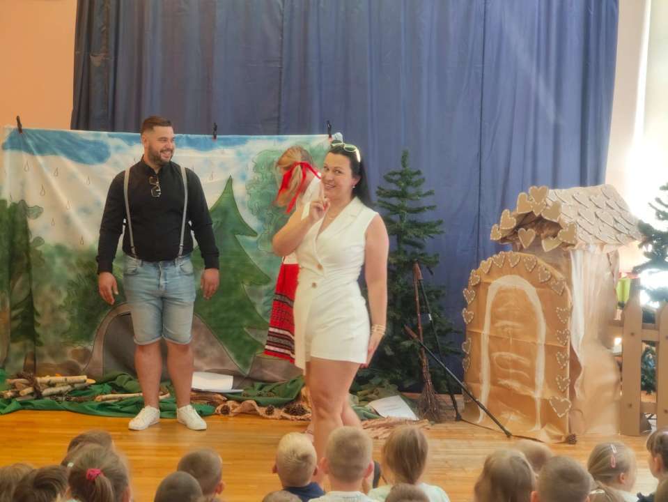 rodzice w roli aktorów w spektaklu z okazji dnia dziecka w przedszkolu publicznym nr 9 w Głogowie