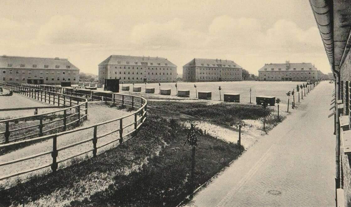 Widok na głogowskie koszary im. Hindenburga (nazwa od 1935 roku) na przedwojennej widokówce (zbiory DAC)