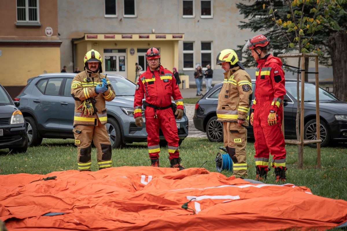 ćwiczenia w terenie służb mundurowych i obrony cywilnej 